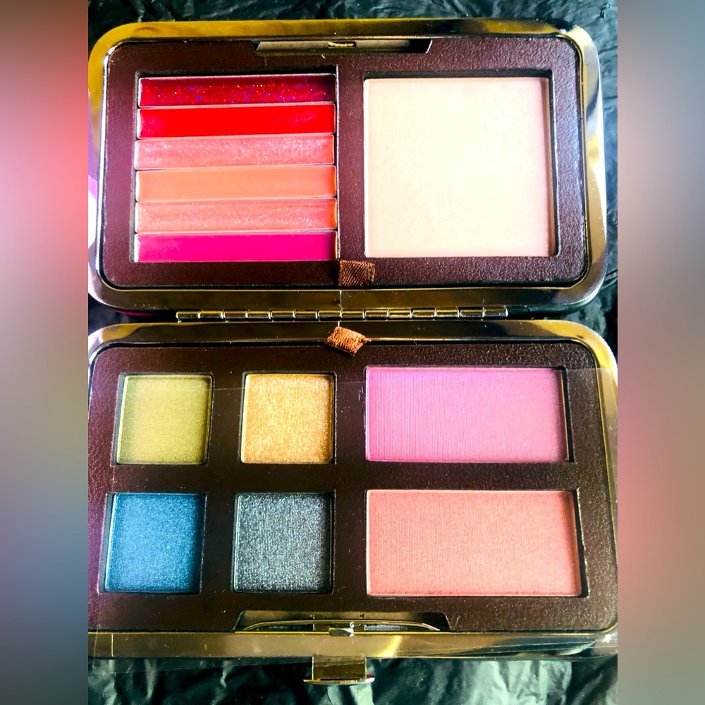 AVON SHOWCASE Color & Clutch To Go Palette
